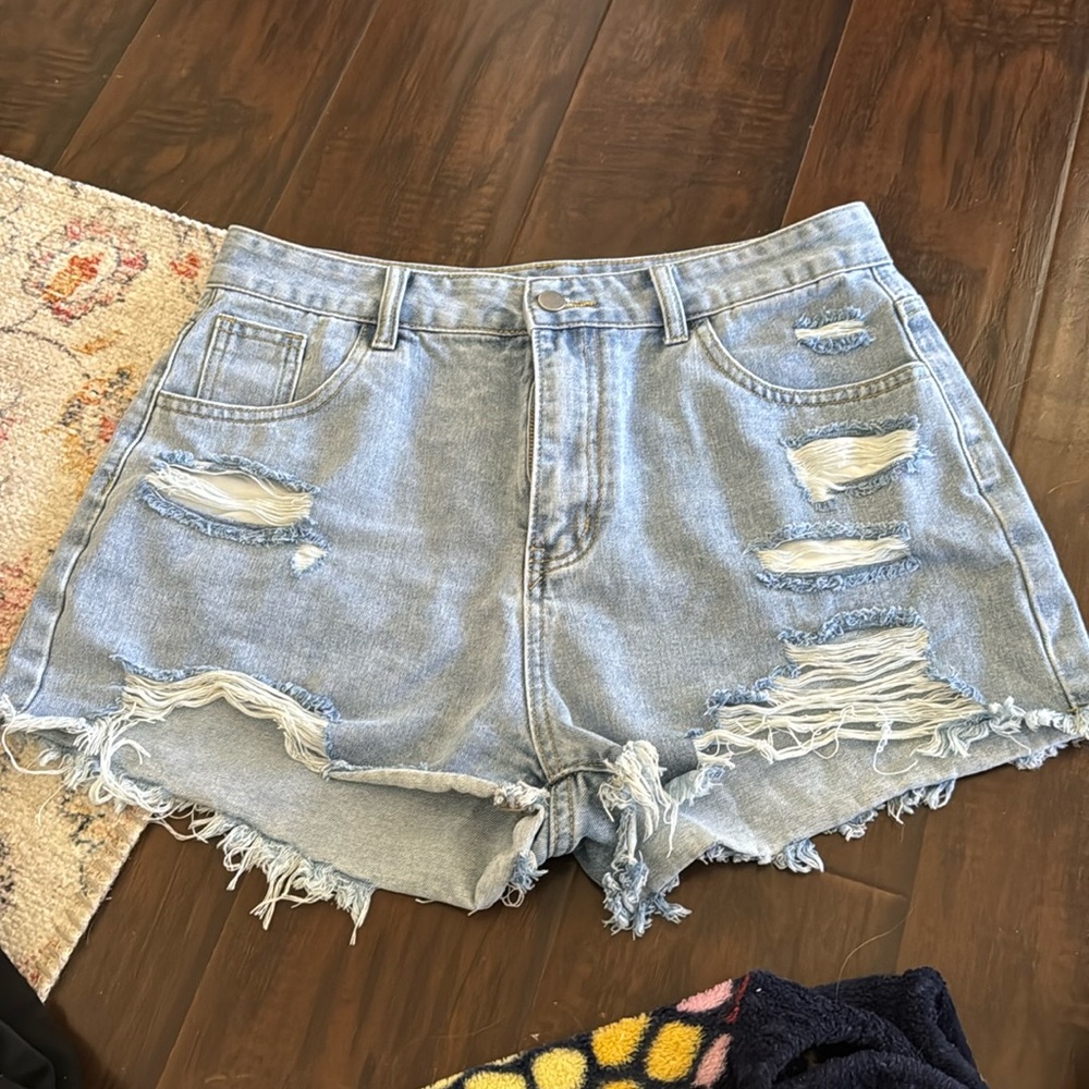 SHEIN light wash denim shorts. size 32